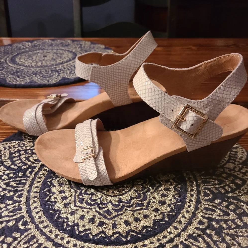 Vionic Laurie Women’s White Snakeskin Leather 3” Wedge Sandals Size 10 (SH01)